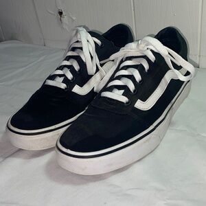Van’s Classic Skate Shoes Sneakers Woman’s Size 10 Black and White Streetwear